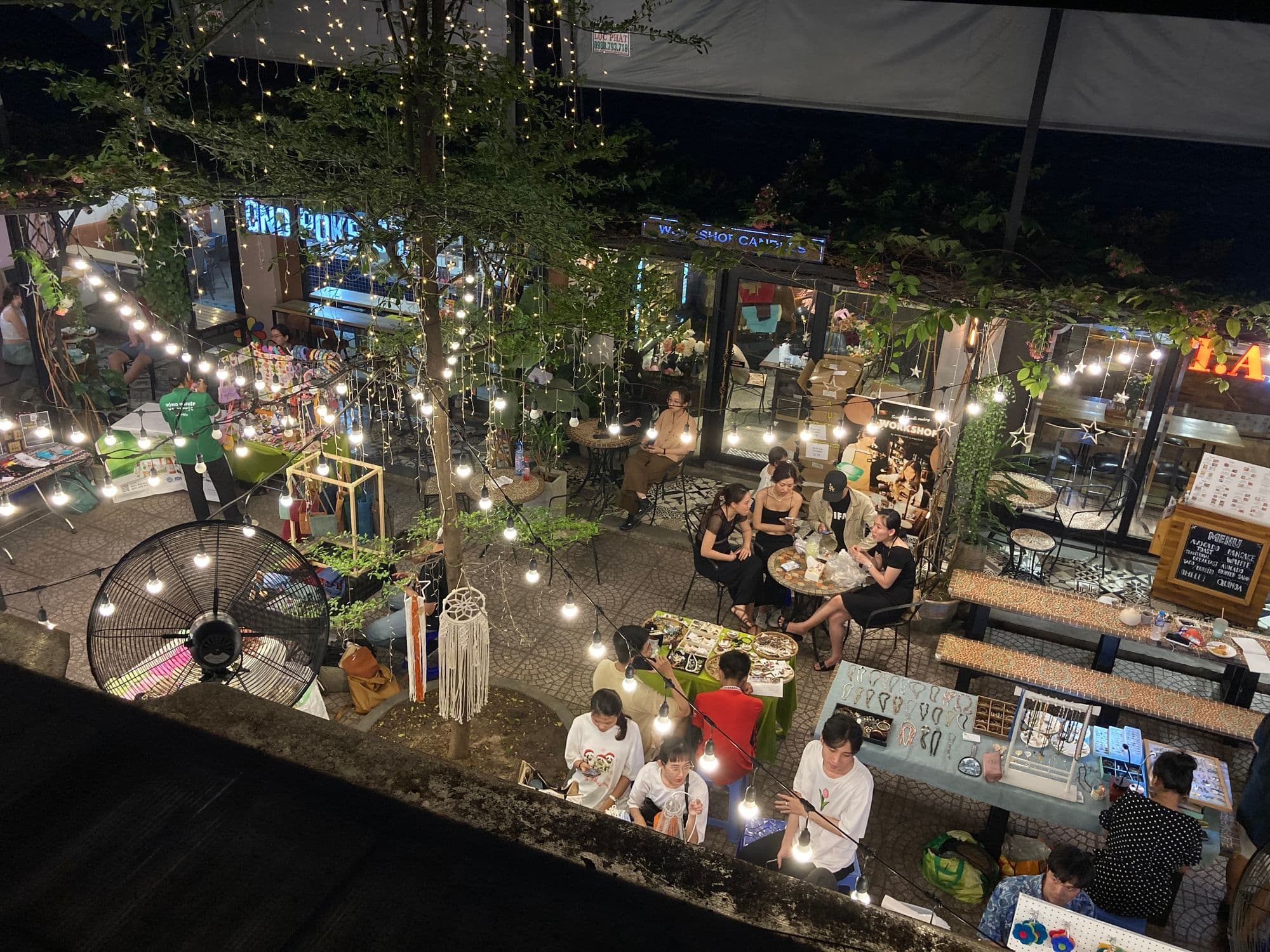 Hero Image of Nơi mọi thứ đều lạ