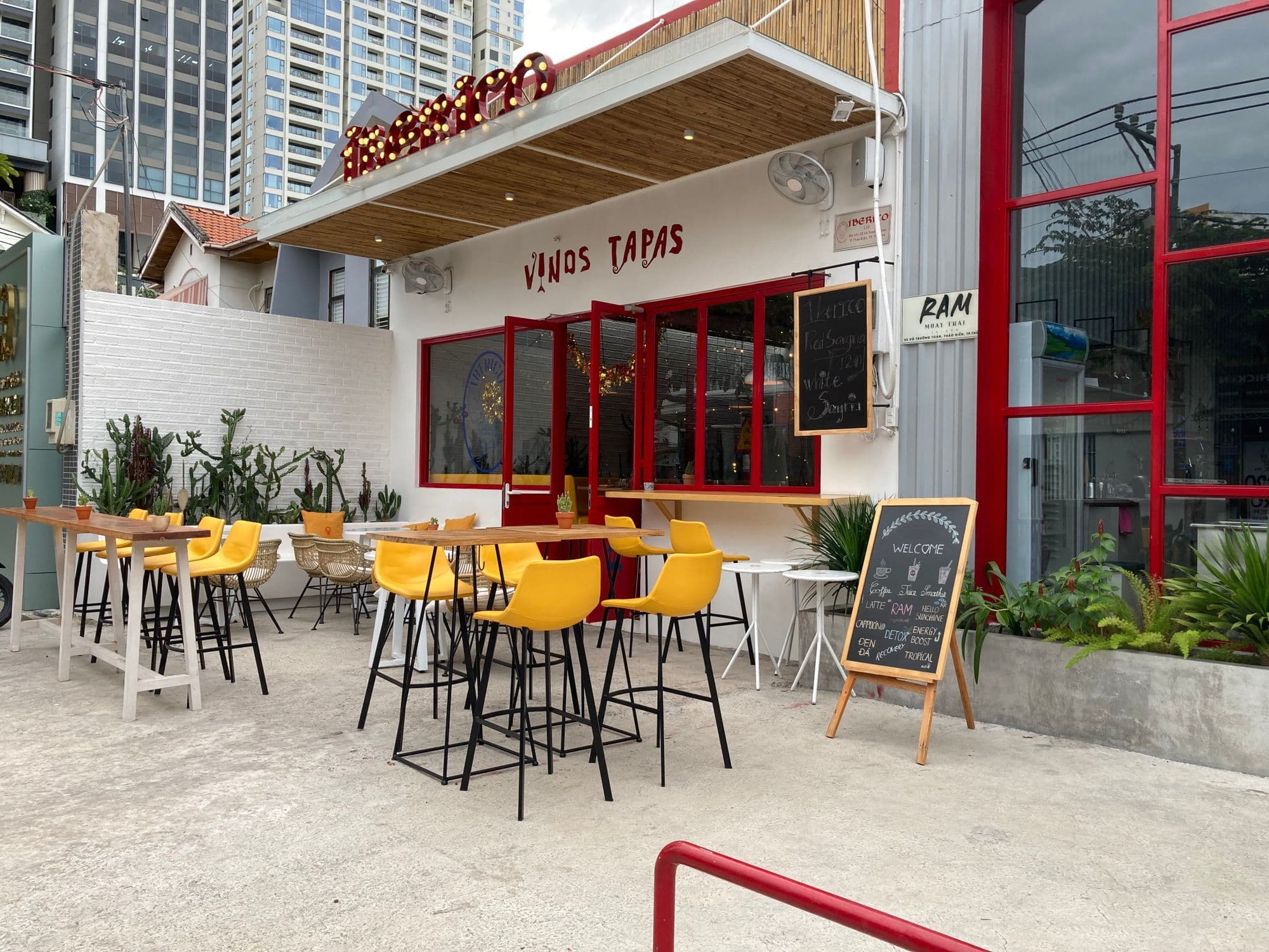 Hero Image of Đêm bên bờ Địa Trung Hải