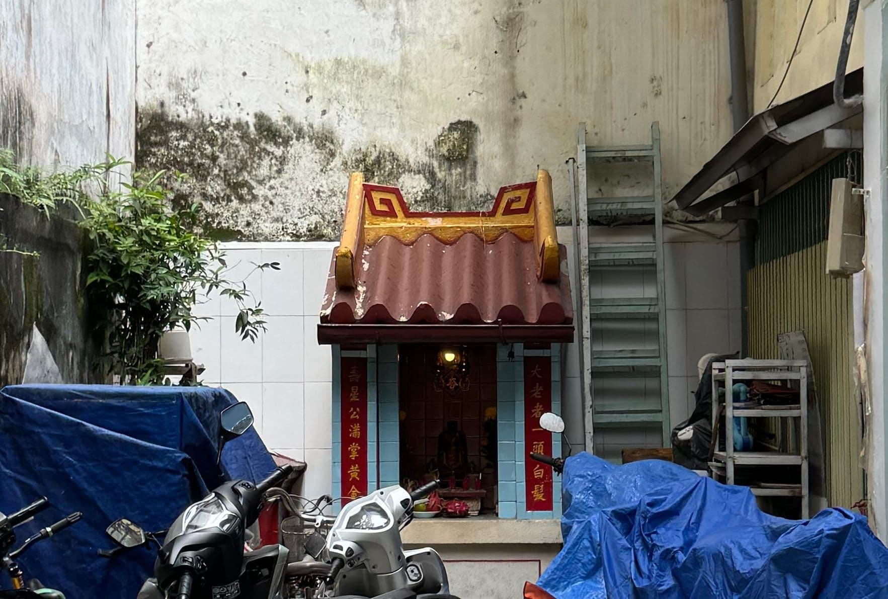 Hero Image of Miếu trong hẻm Sài Gòn