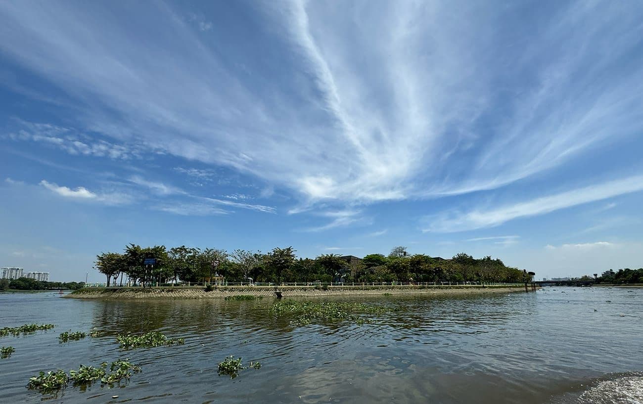 Hero Image of Trôi giữa hai bán đảo phù hoa