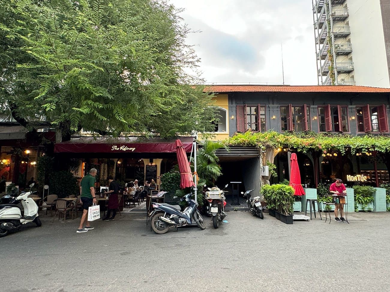 Hero Image of Chill trong một di tích cũ