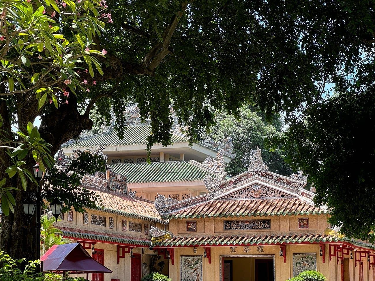 Hero Image of Lăng mộ, ba người vợ và cuộc đời kỳ lạ của một thái giám