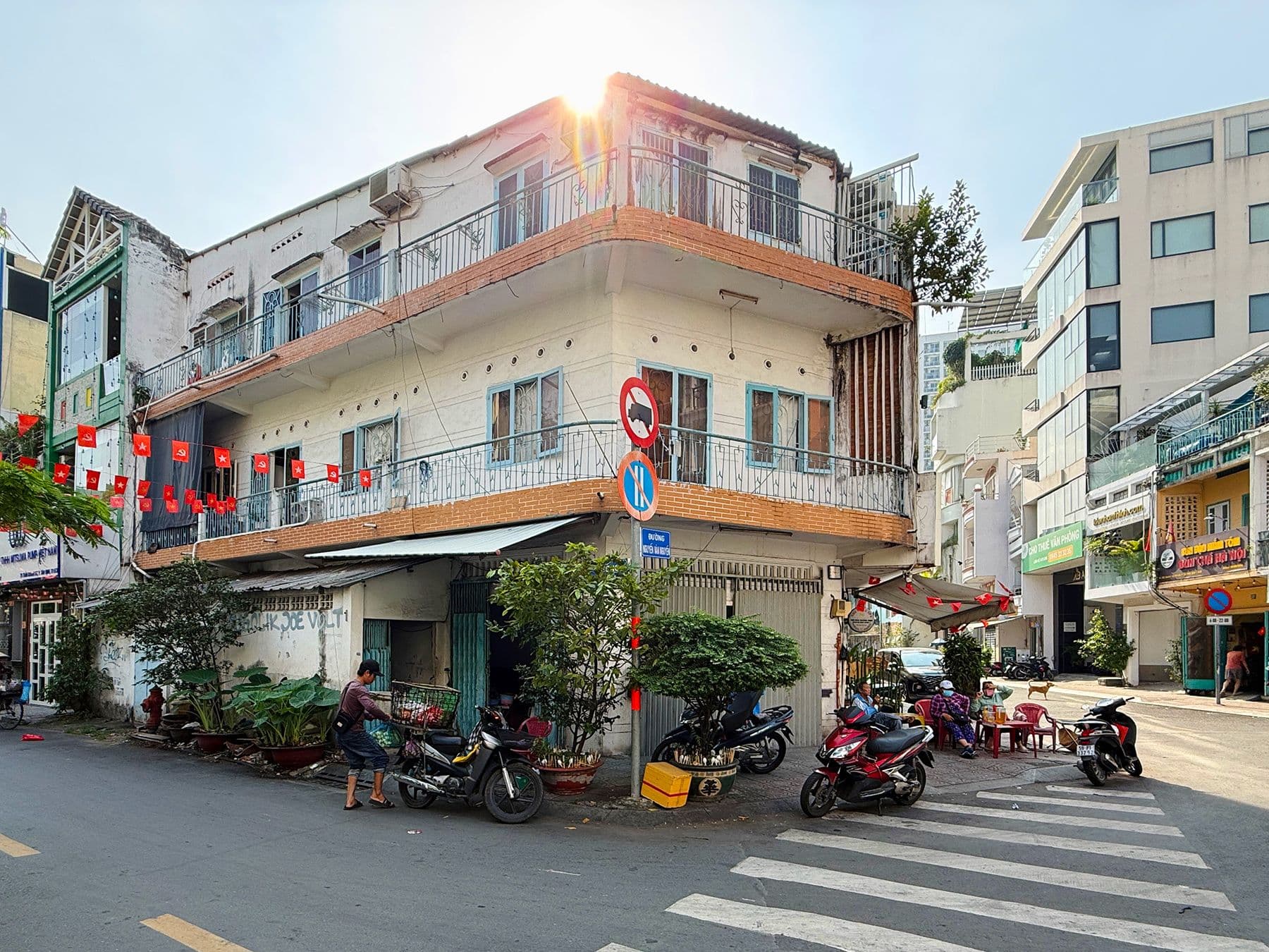 Chill dọc bờ kênh 