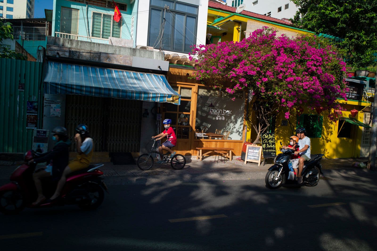 Du lịch gần nhà