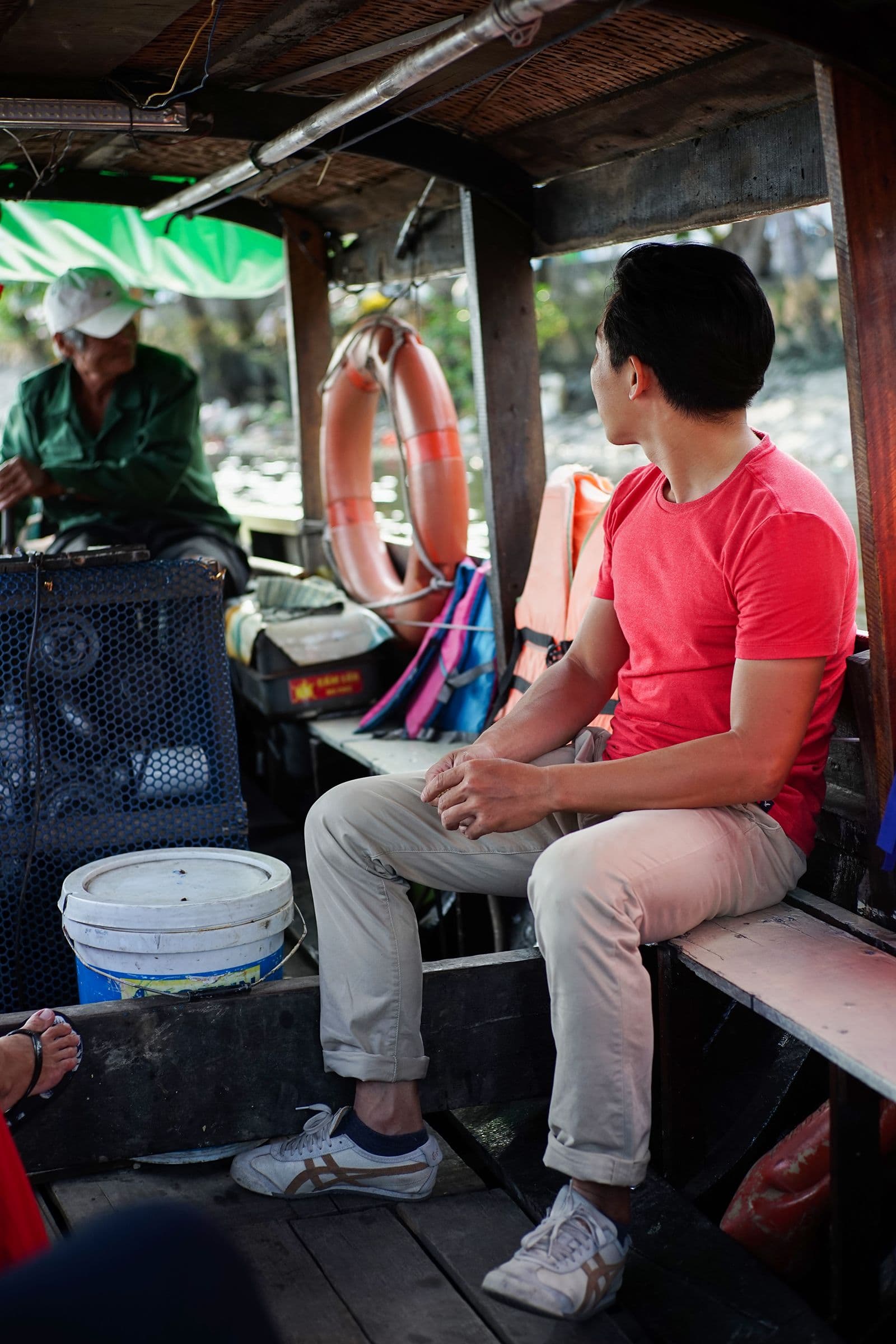 Đi thuyền qua đình Bình Đông