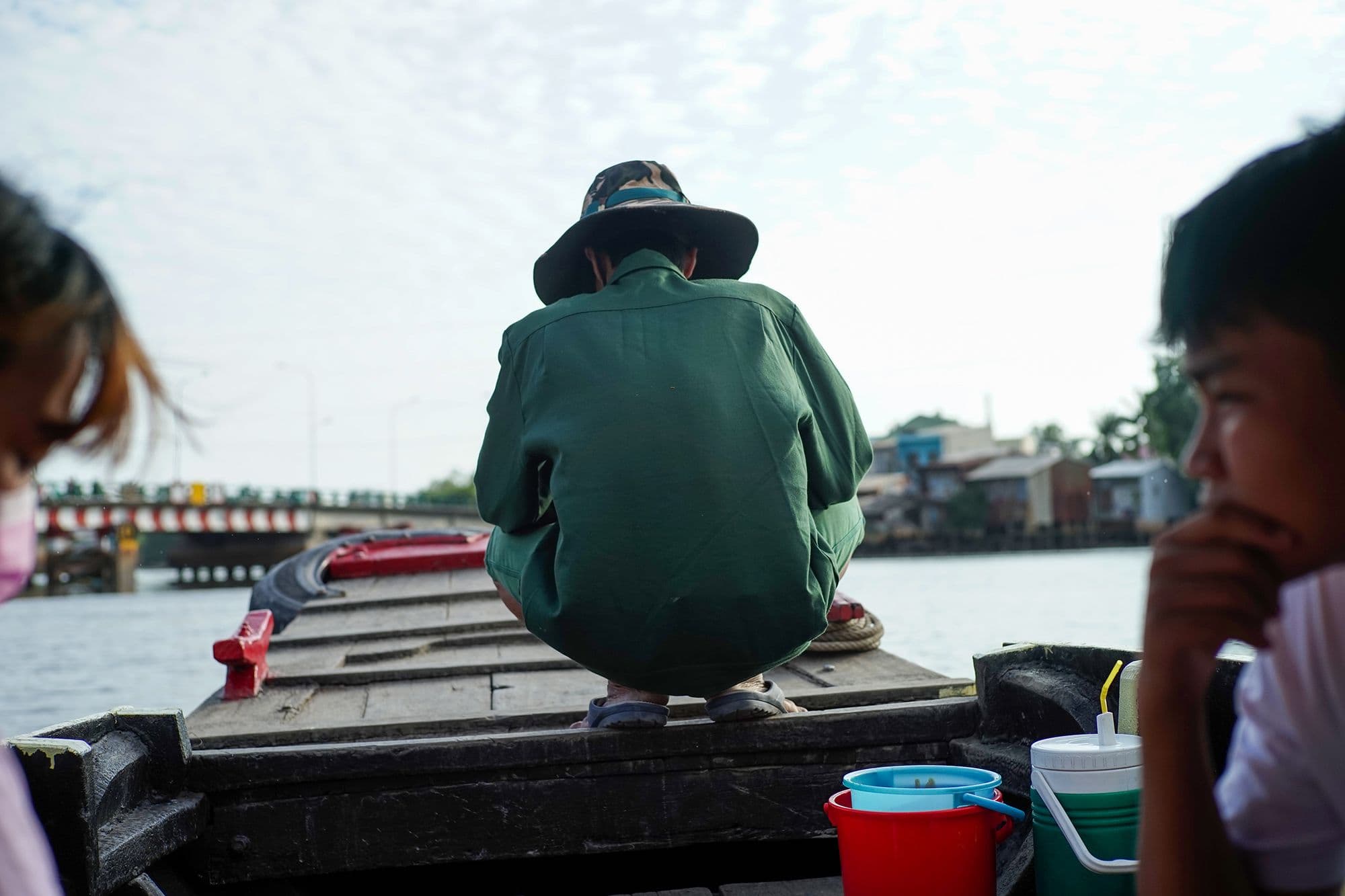 Đi thuyền qua đình Bình Đông