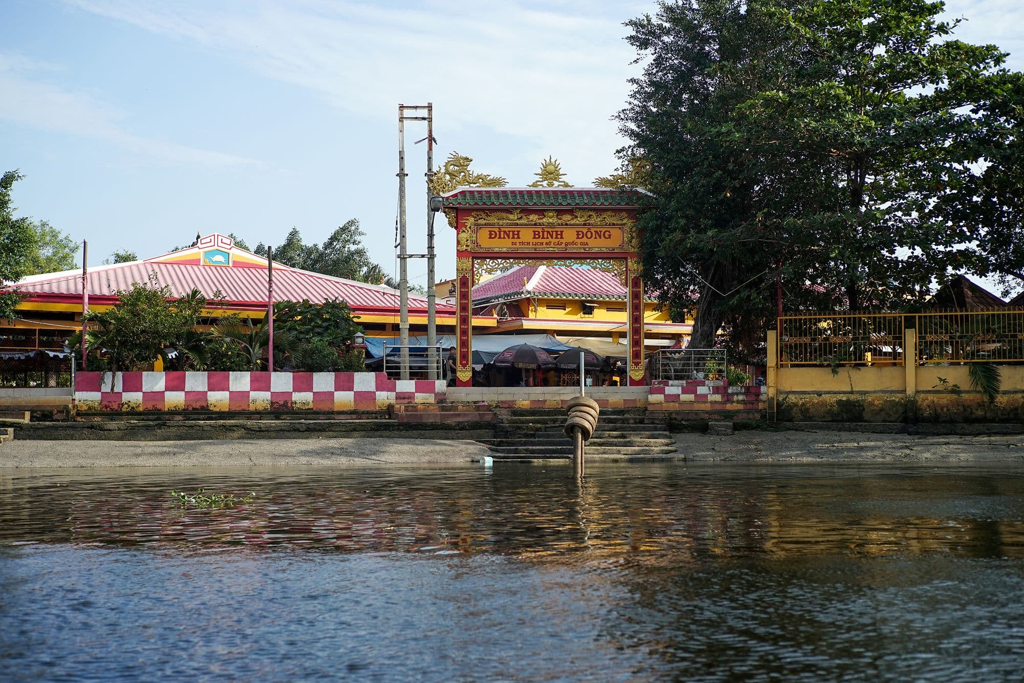 Đi thuyền qua đình Bình Đông