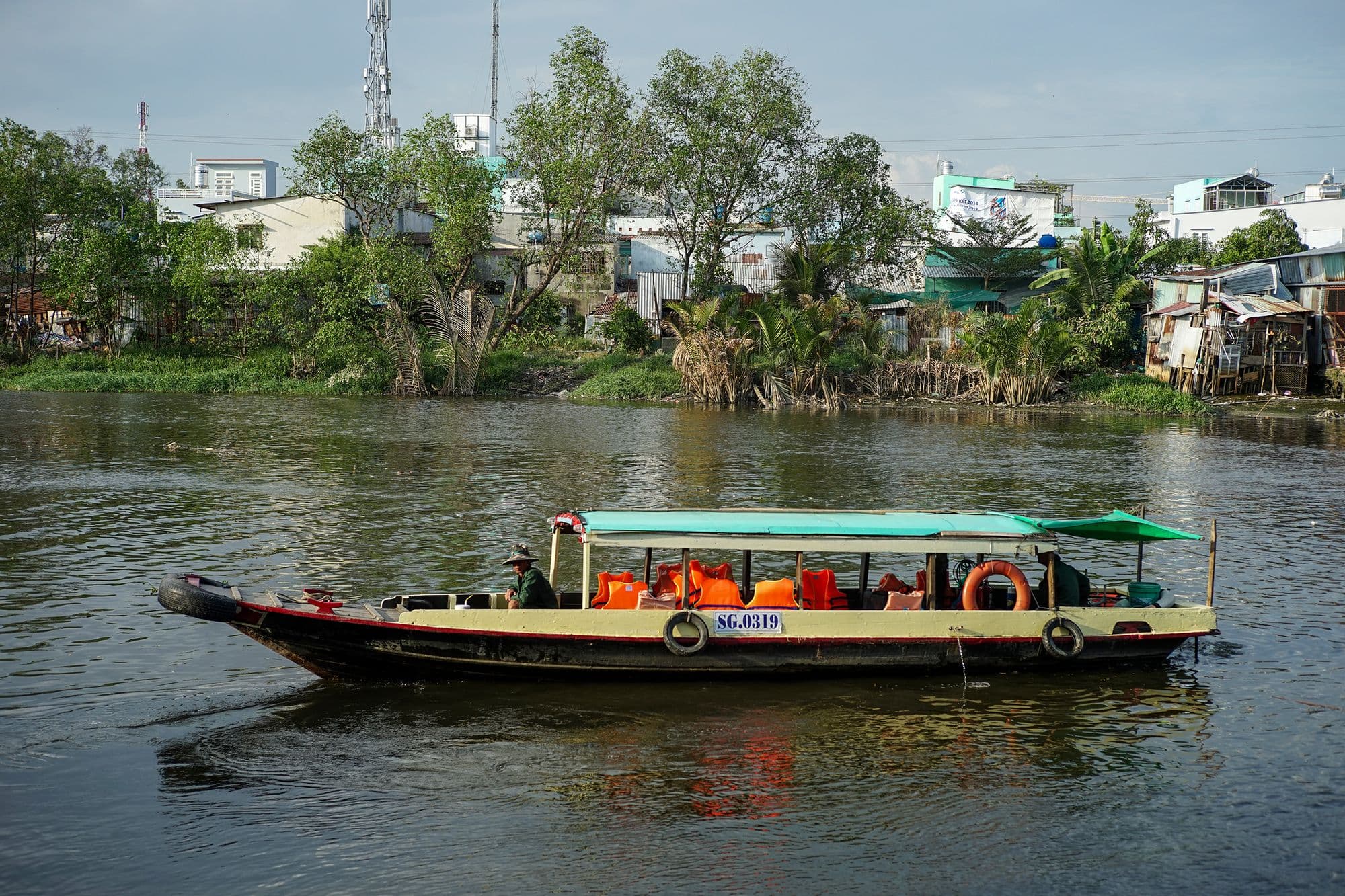 Đi thuyền qua đình Bình Đông