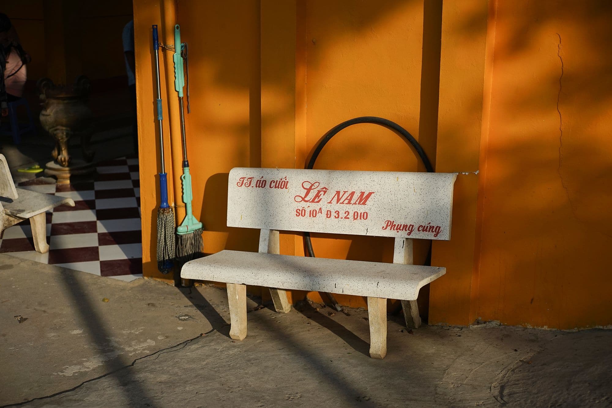 Đi thuyền qua đình Bình Đông