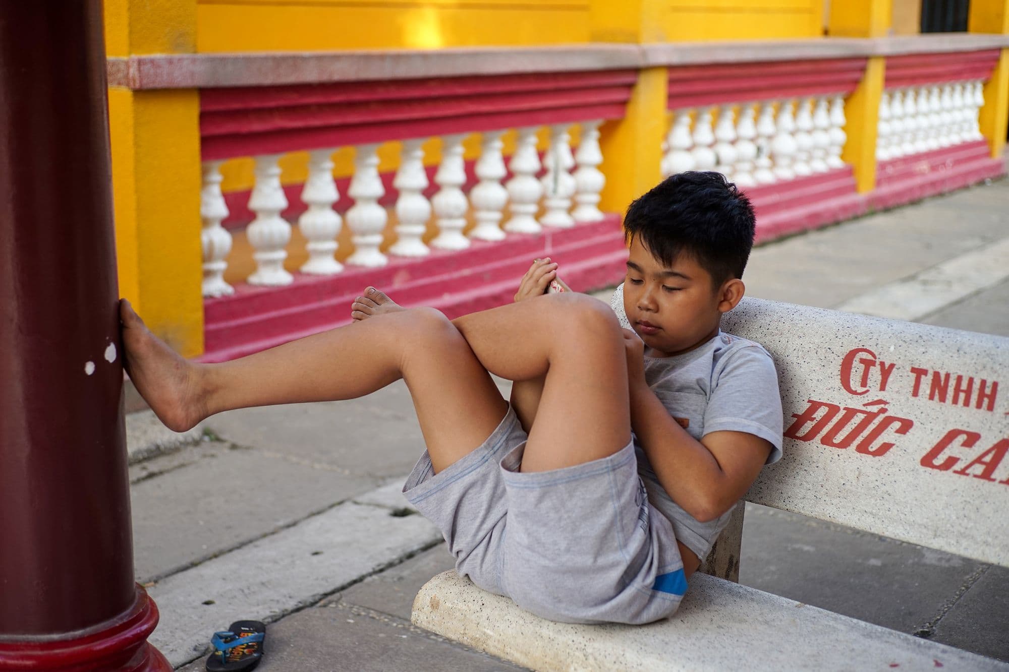 Đi thuyền qua đình Bình Đông