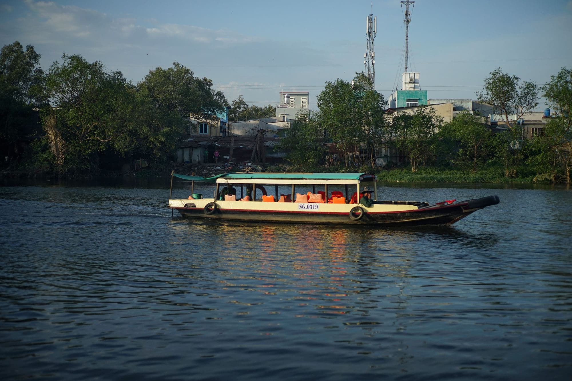 Đi thuyền qua đình Bình Đông