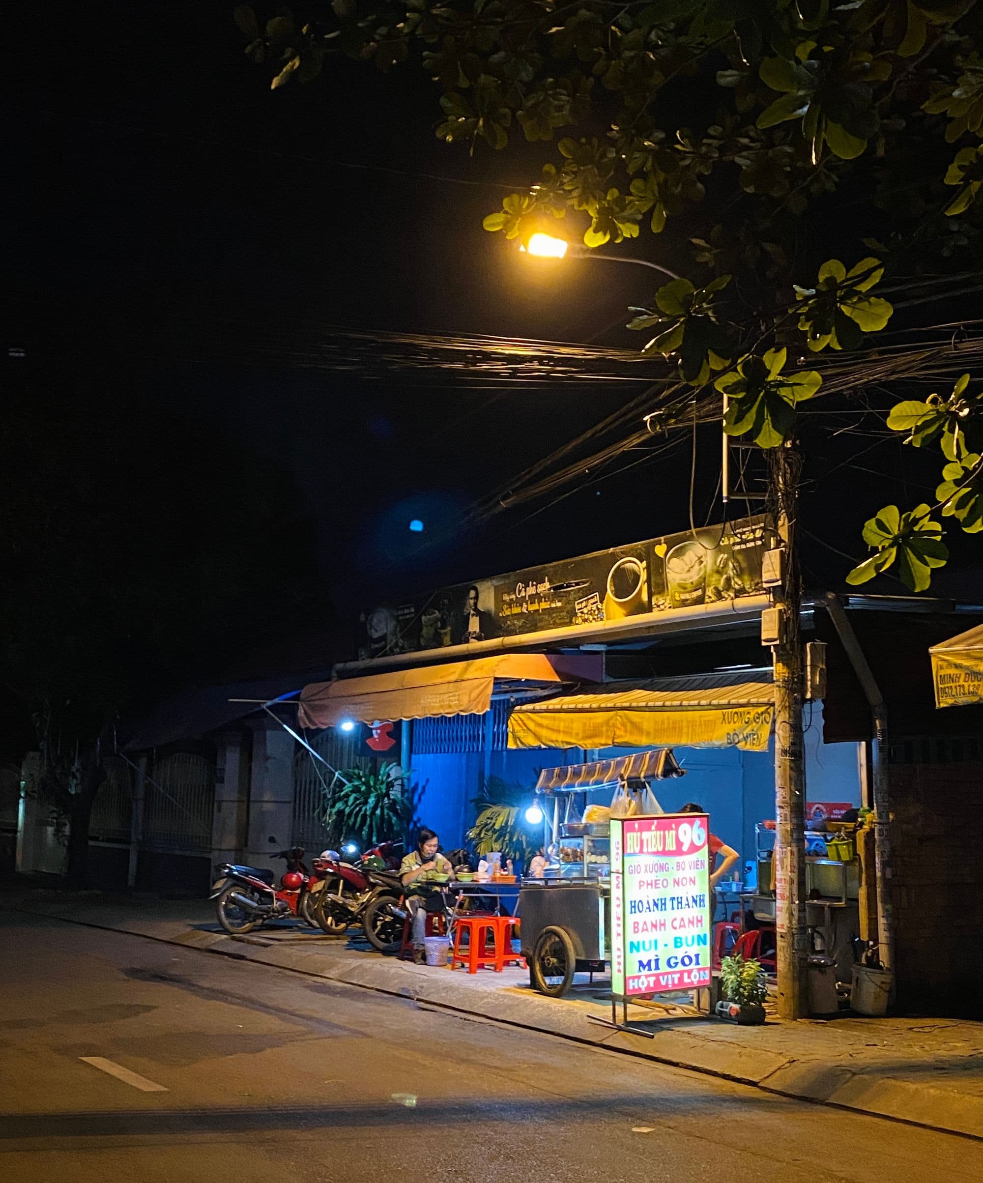 Đi ăn khuya