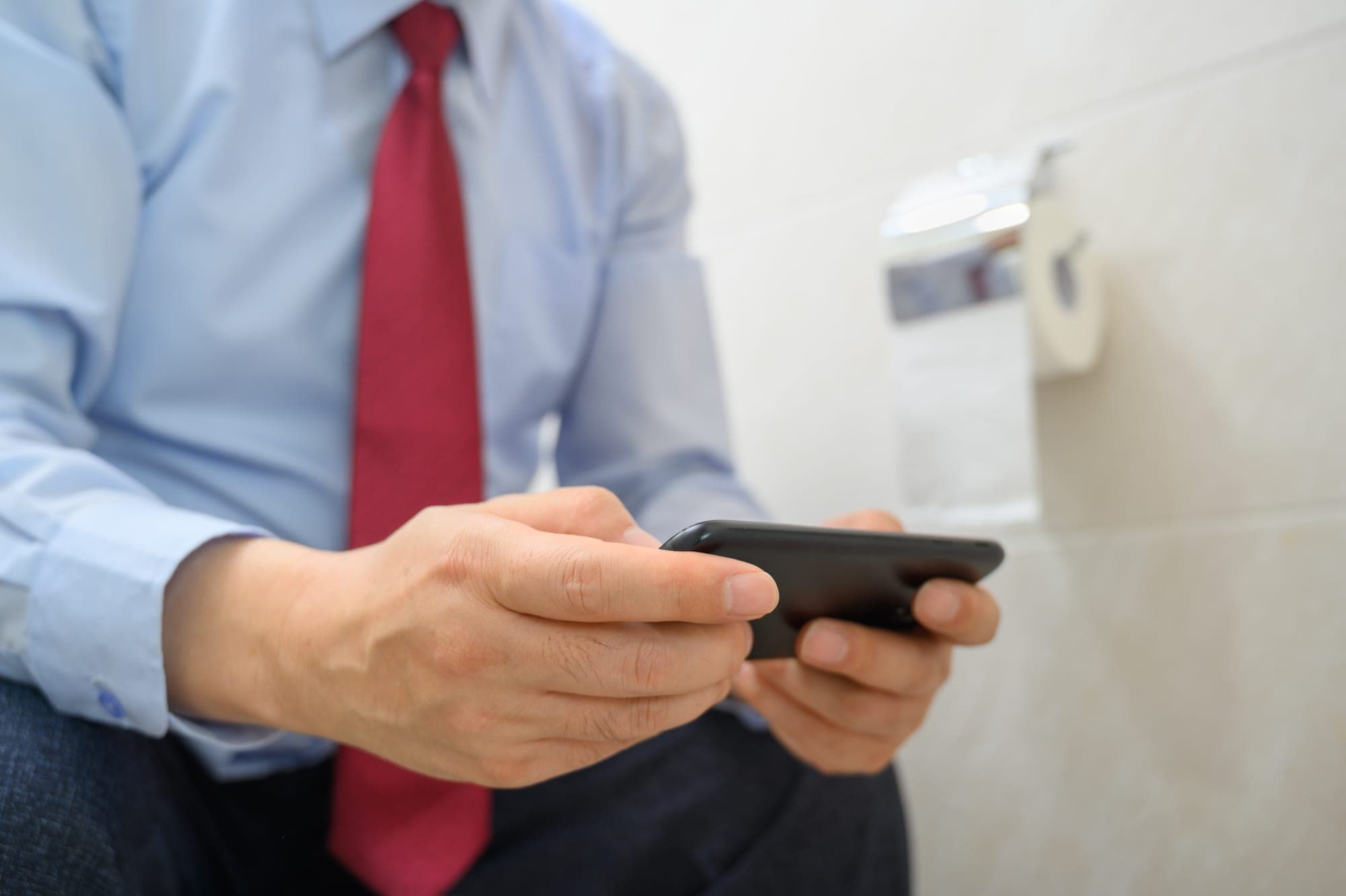Đàn ông chữa lành trong toilet