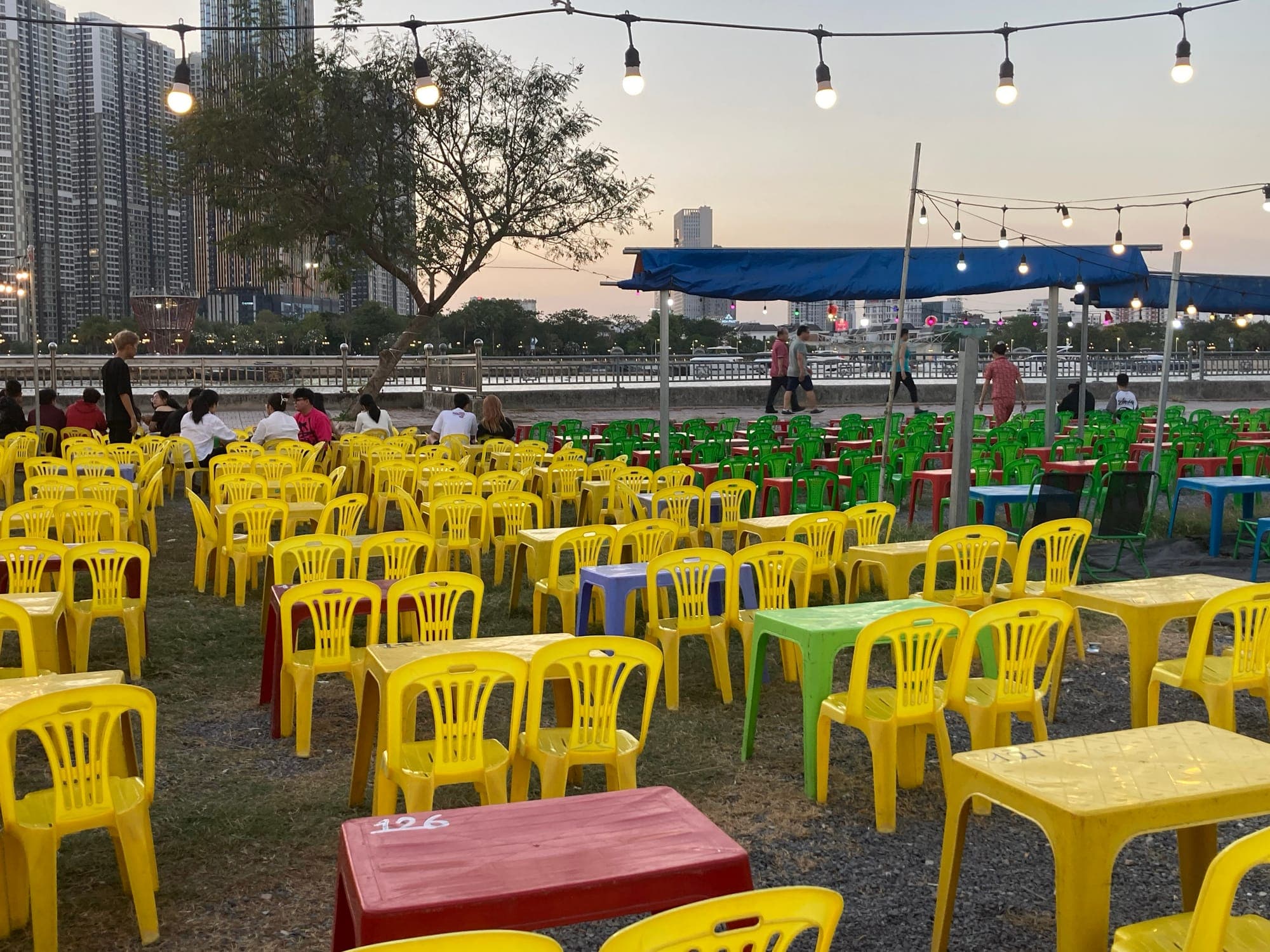 Những  chiếc ghế sắc màu