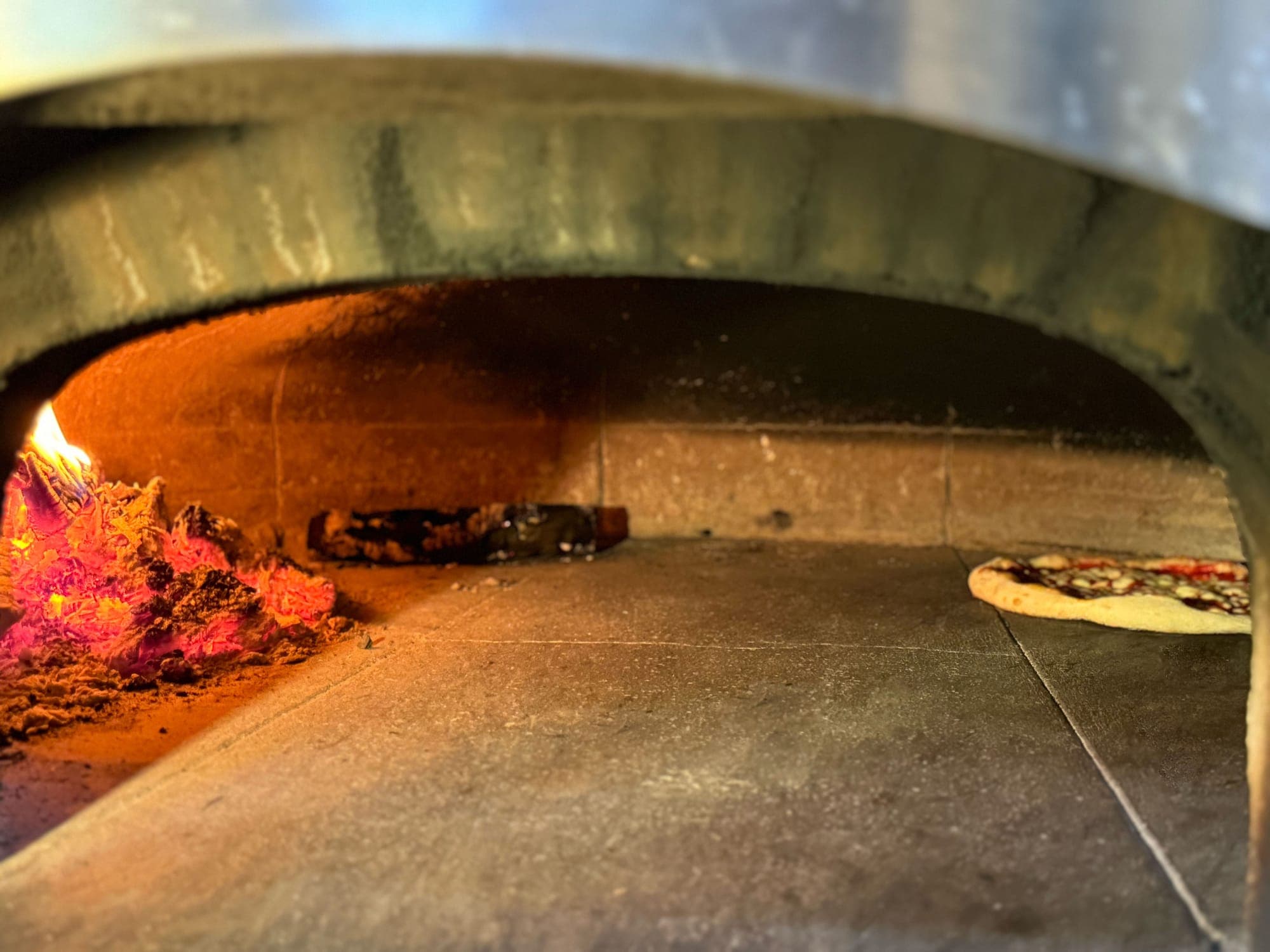 Một trong những quán pizza ngon nhất thế giới lại ở Việt Nam
