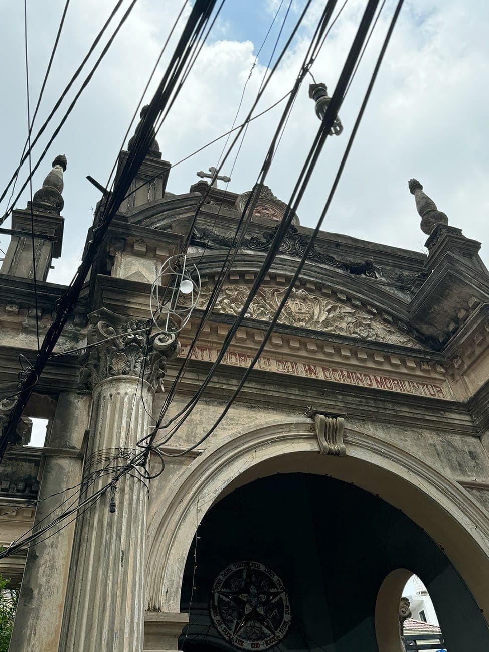 Hai lăng mộ điêu tàn của hai học giả lỗi lạc