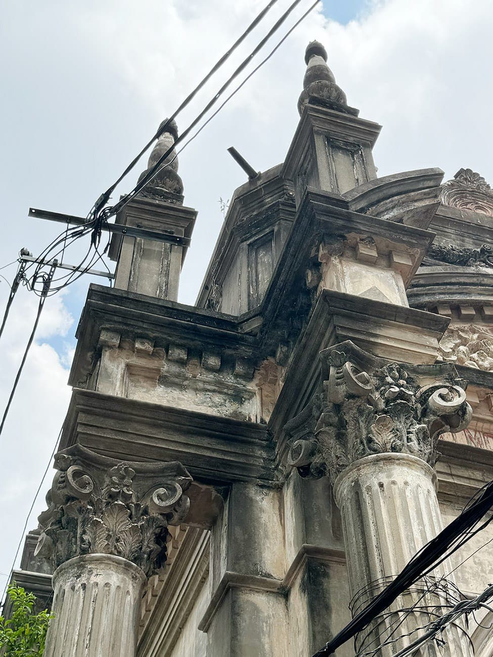 Hai lăng mộ điêu tàn của hai học giả lỗi lạc
