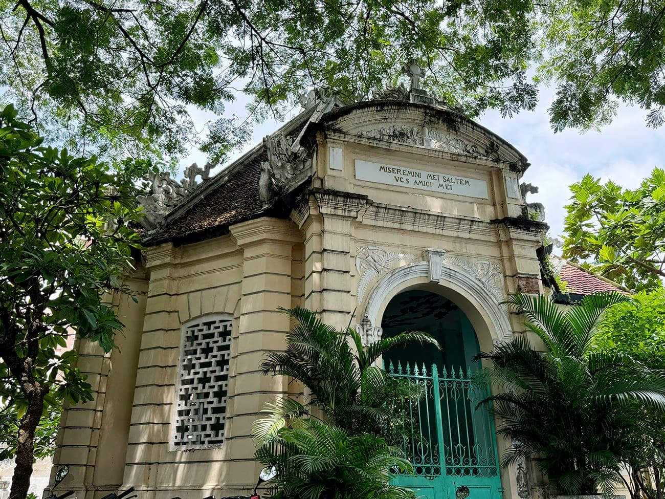 Hai lăng mộ điêu tàn của hai học giả lỗi lạc