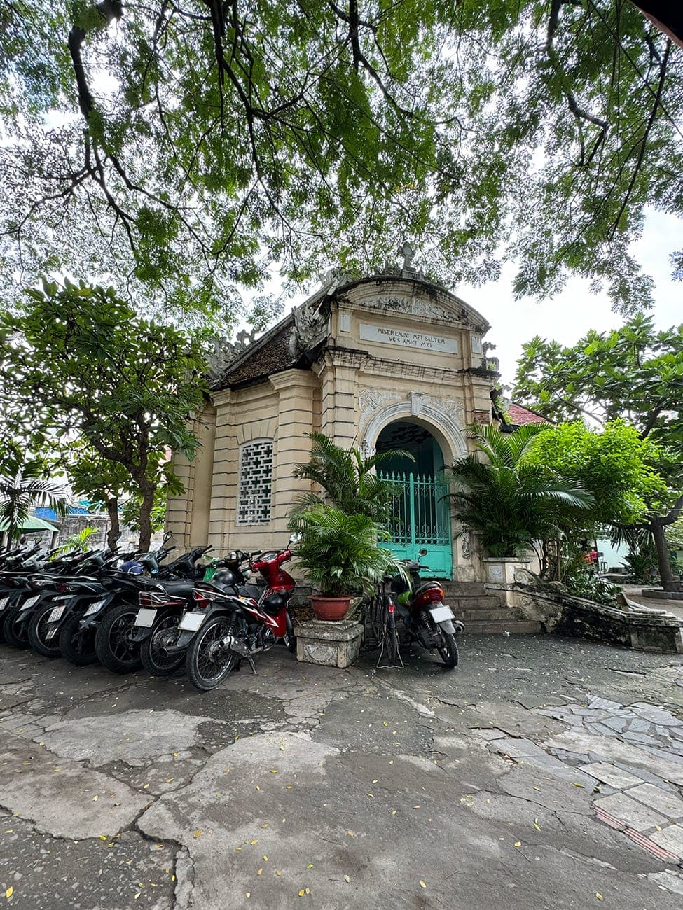 Hai lăng mộ điêu tàn của hai học giả lỗi lạc