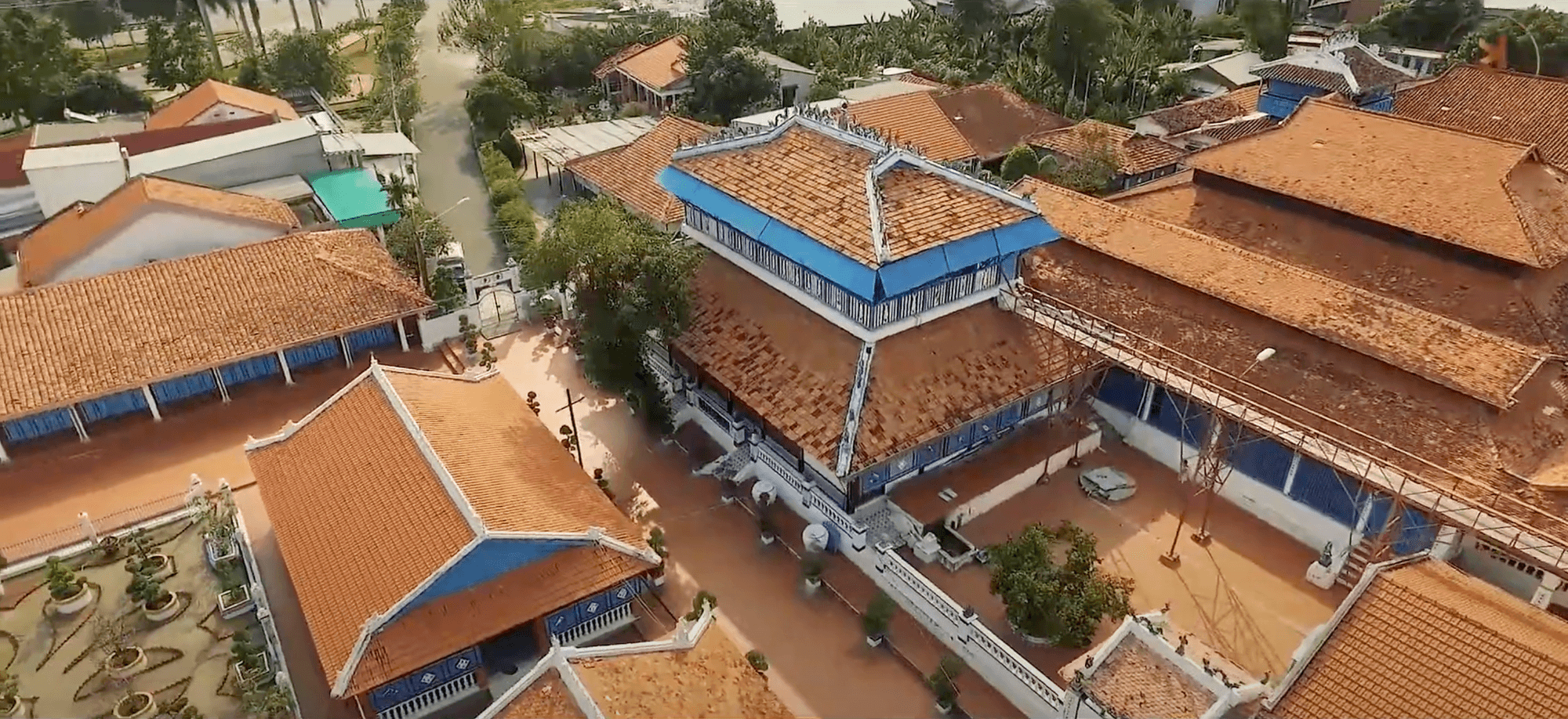 Theo chân một dị nhân