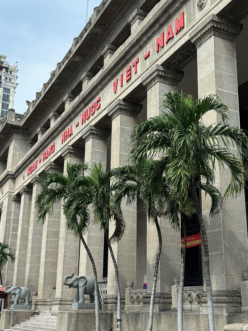 Những gì bạn chưa biết về tòa nhà trăm tuổi nổi tiếng của Sài Gòn