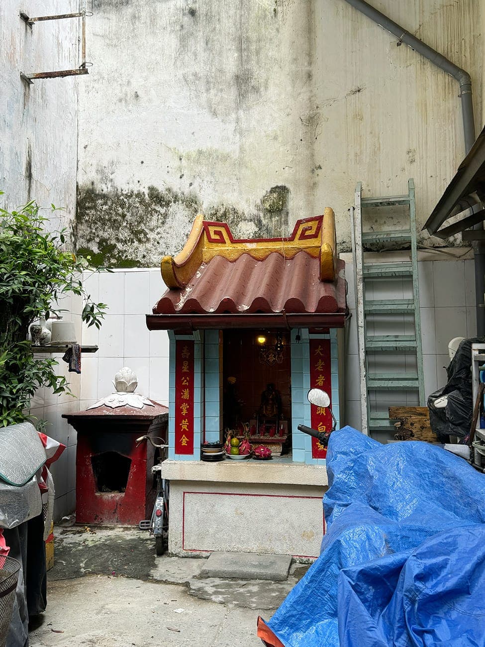 Miếu trong hẻm Sài Gòn