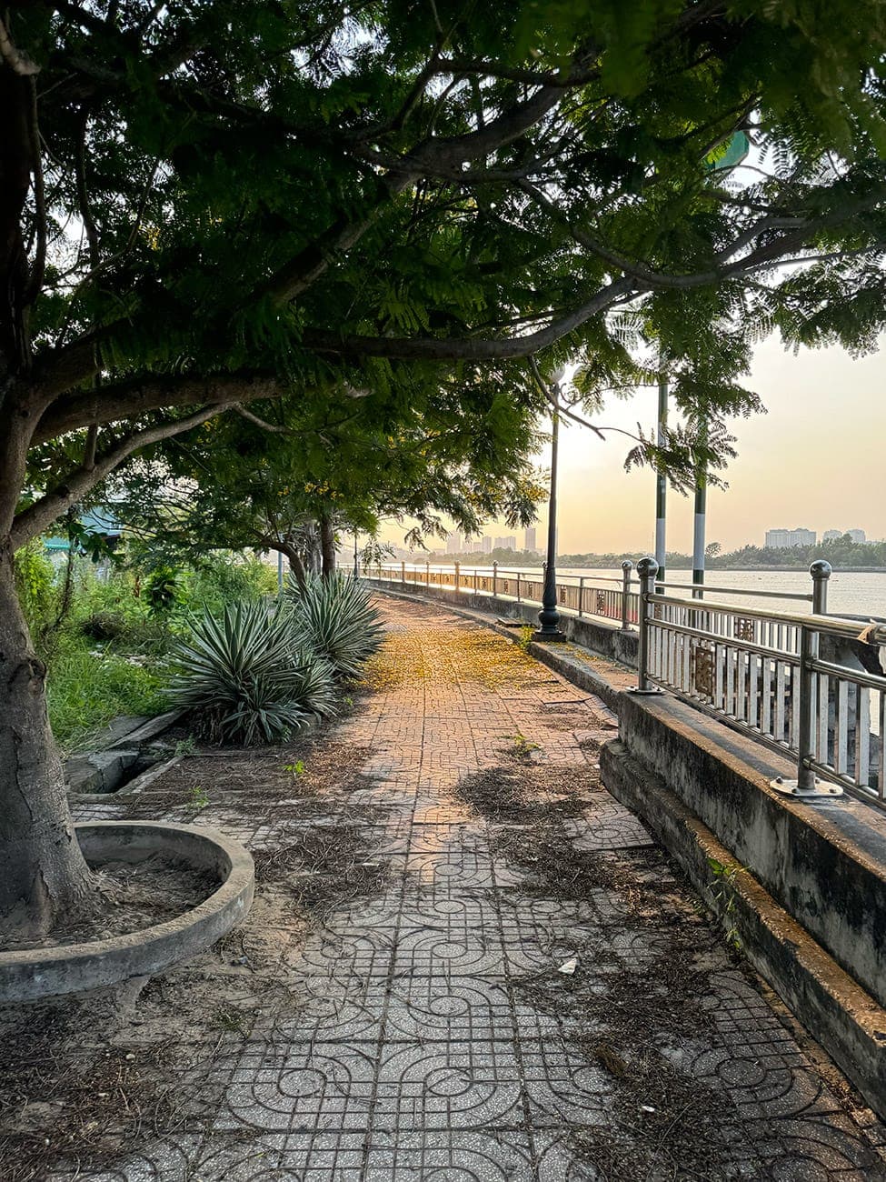 Ga Rạch Chiếc, dòng sông và hoàng hôn trên ốc đảo xa