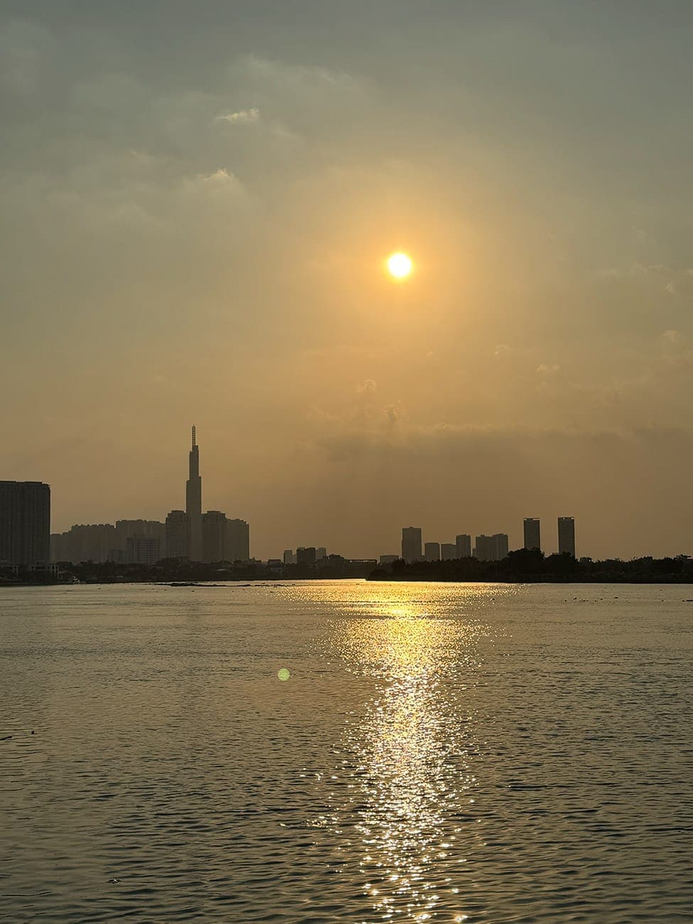 Ga Rạch Chiếc, dòng sông và hoàng hôn trên ốc đảo xa