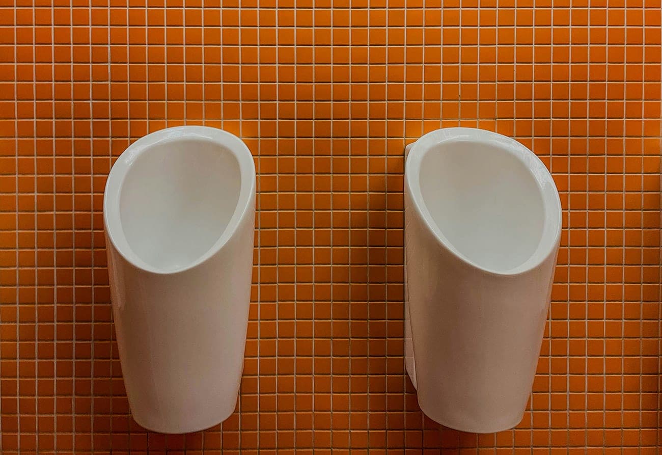 Những nghi thức trong toilet nam