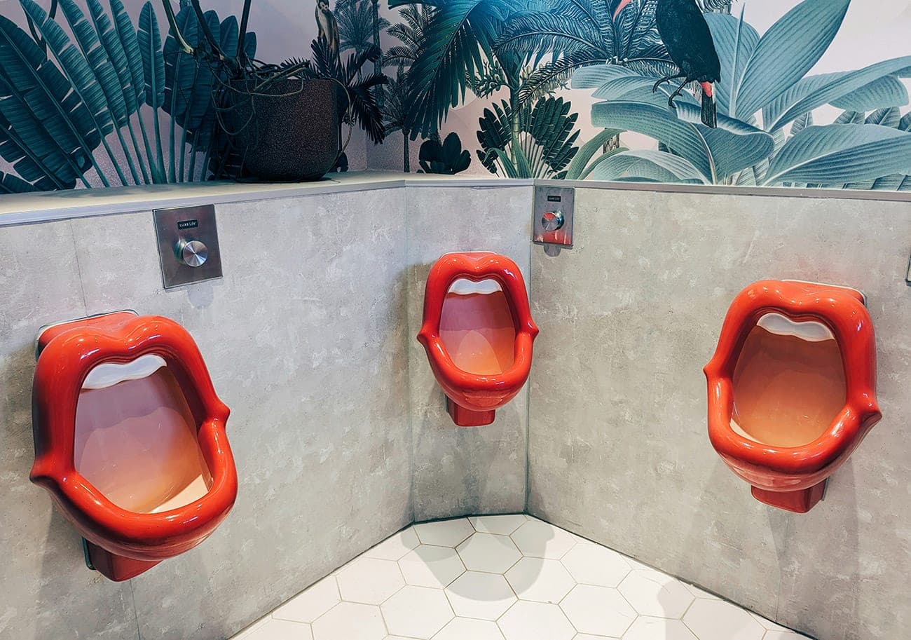 Những nghi thức trong toilet nam