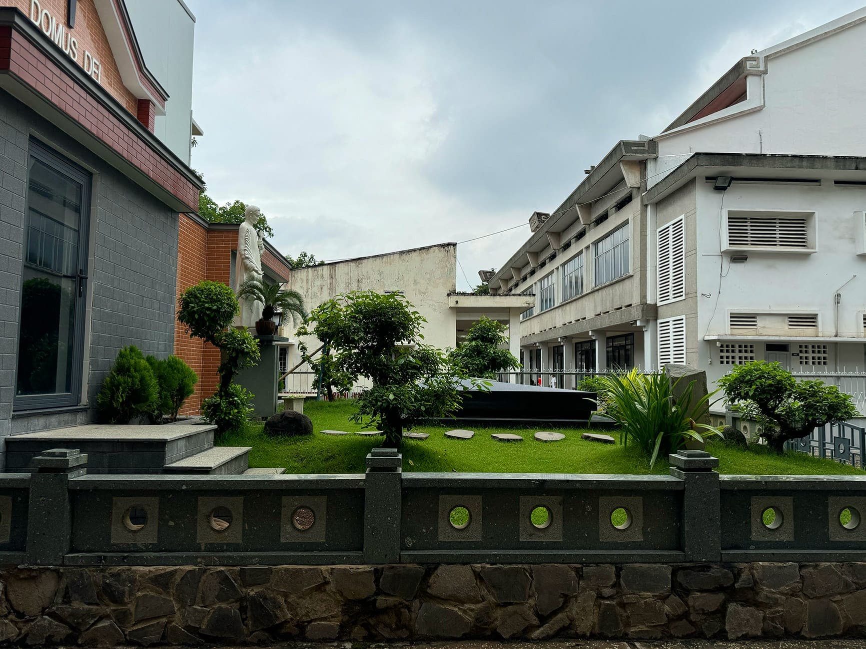 Hẻm nhỏ, bóng mát và một xóm đạo không ai ngờ tới
