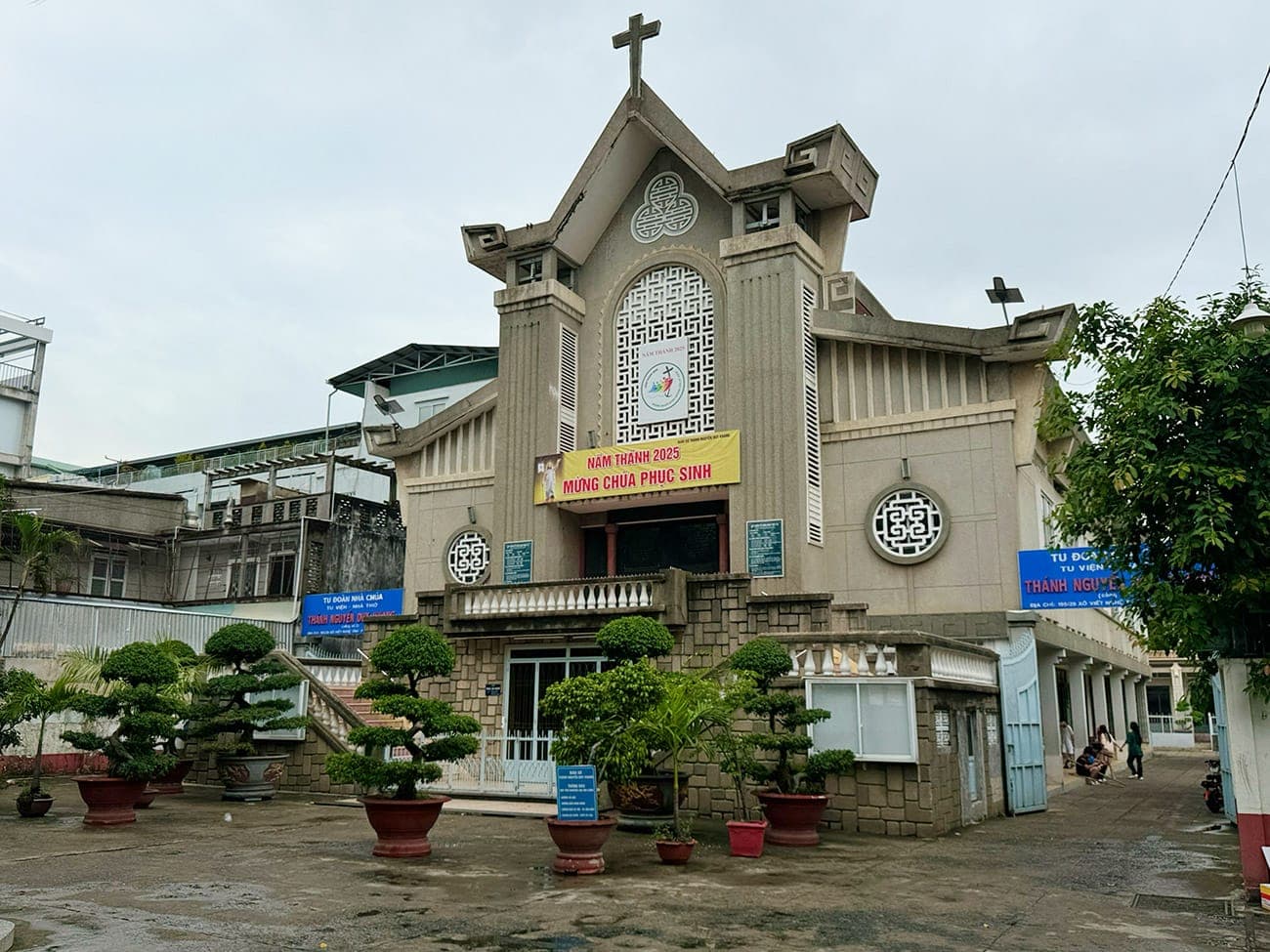 Hẻm nhỏ, bóng mát và một xóm đạo không ai ngờ tới