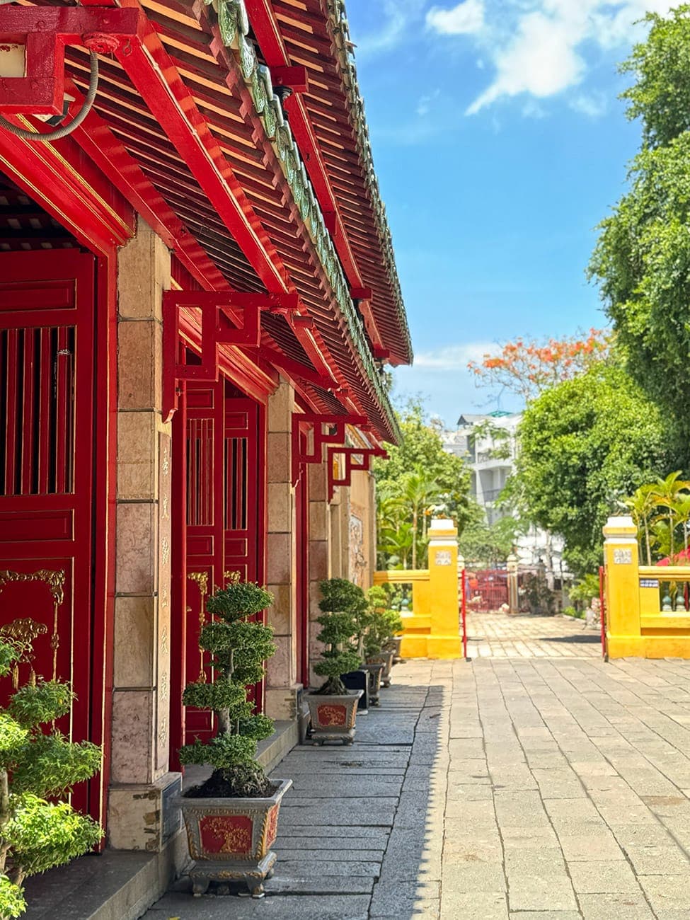 Lăng mộ, ba người vợ và cuộc đời kỳ lạ của một thái giám