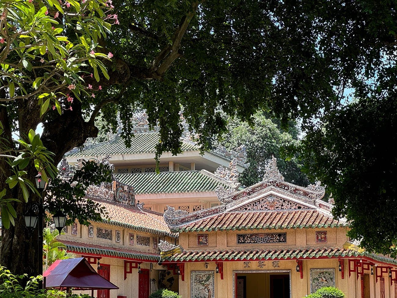 Lăng mộ, ba người vợ và cuộc đời kỳ lạ của một thái giám