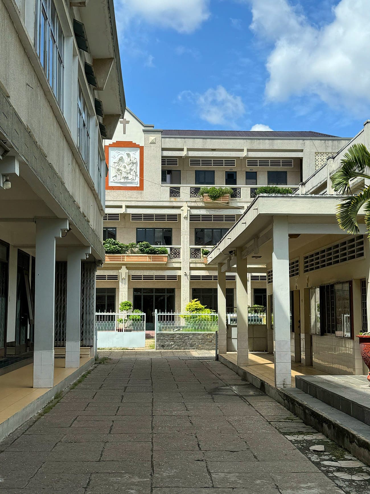 Hẻm nhỏ, bóng mát và một xóm đạo không ai ngờ tới