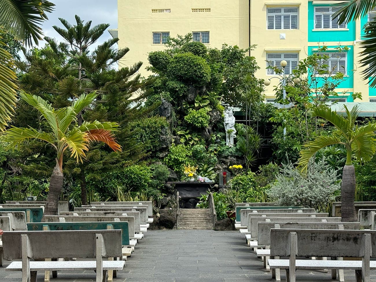 Hẻm nhỏ, bóng mát và một xóm đạo không ai ngờ tới