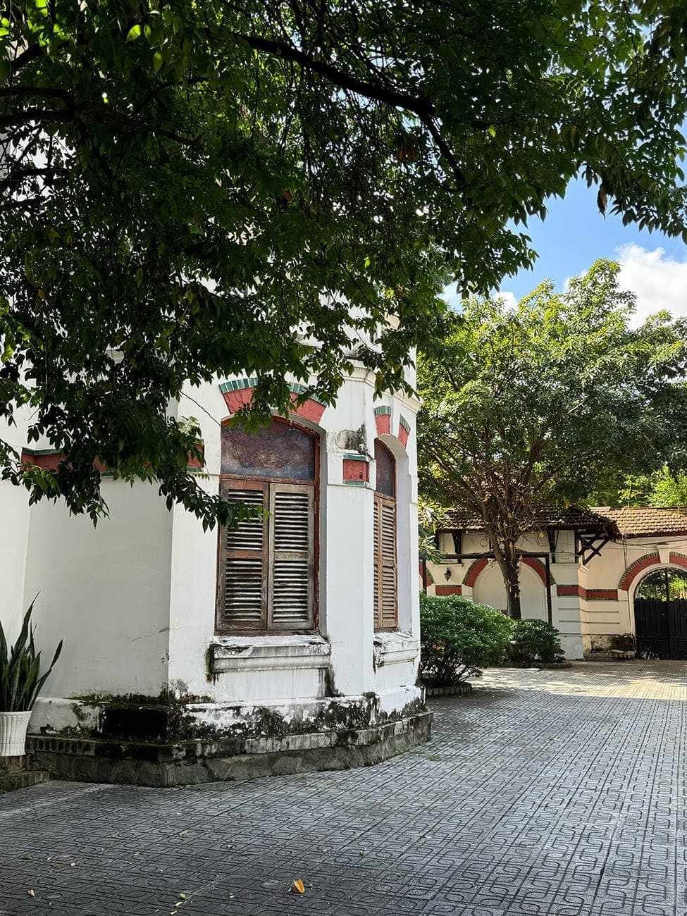 Ngôi trường trăm năm và những đổi thay từ con chữ
