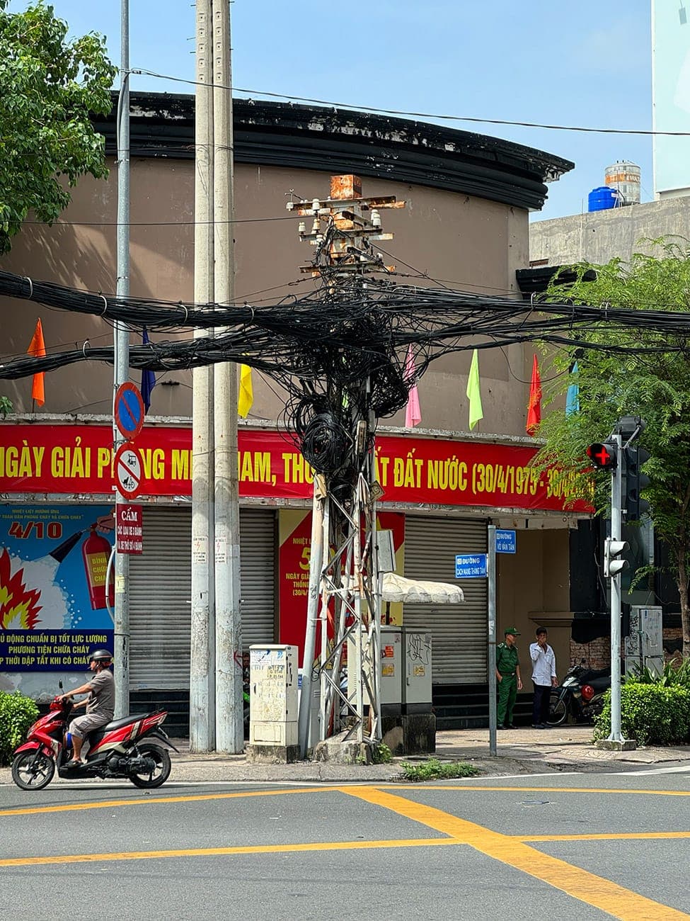 Những cụ già tóc rối trăm tuổi