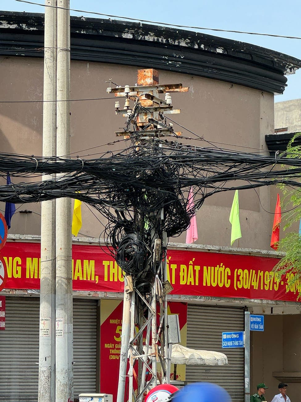 Những cụ già tóc rối trăm tuổi