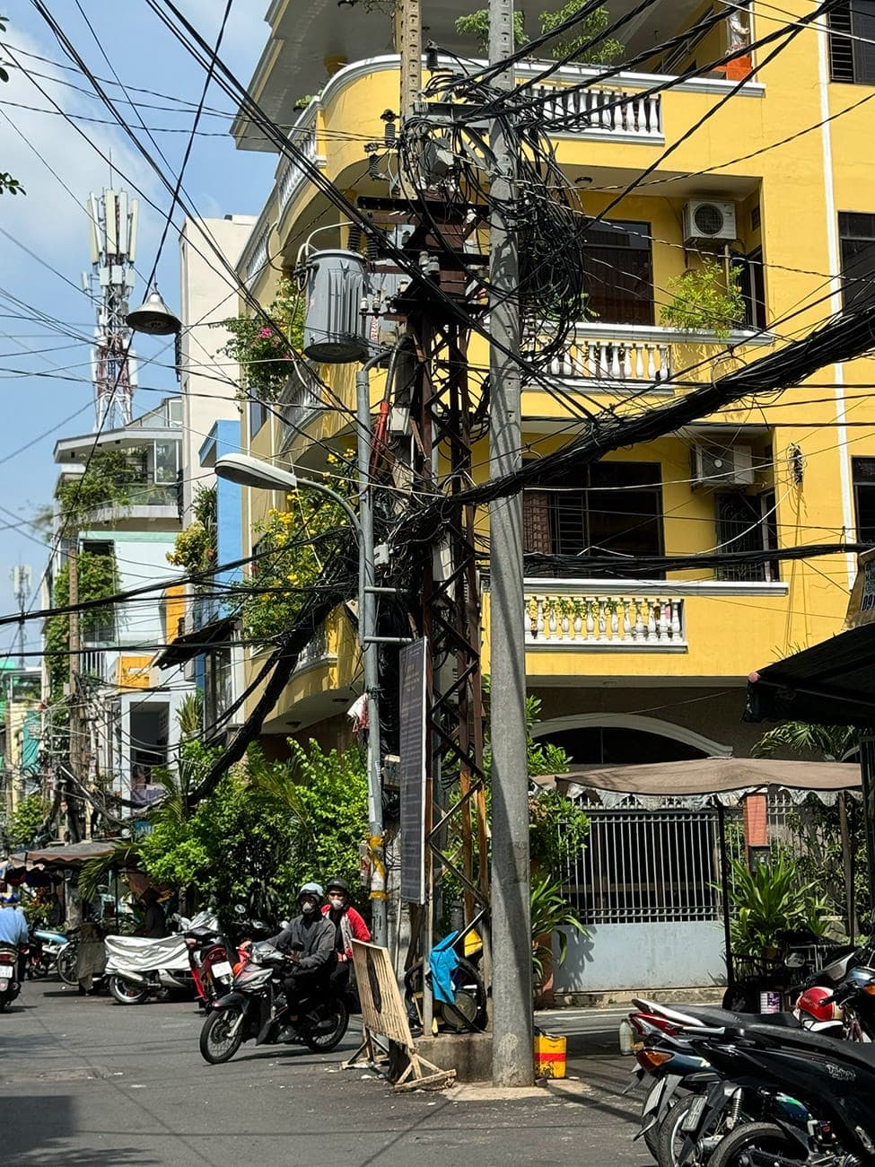 Những cụ già tóc rối trăm tuổi