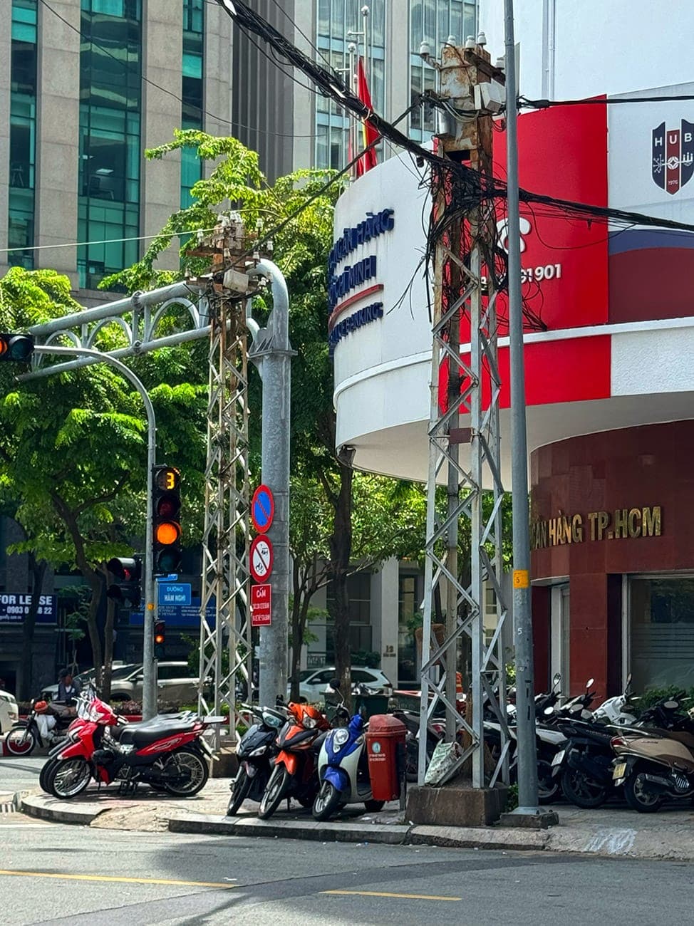 Những cụ già tóc rối trăm tuổi