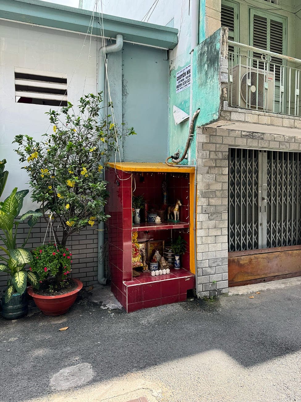 Miếu trong hẻm Sài Gòn
