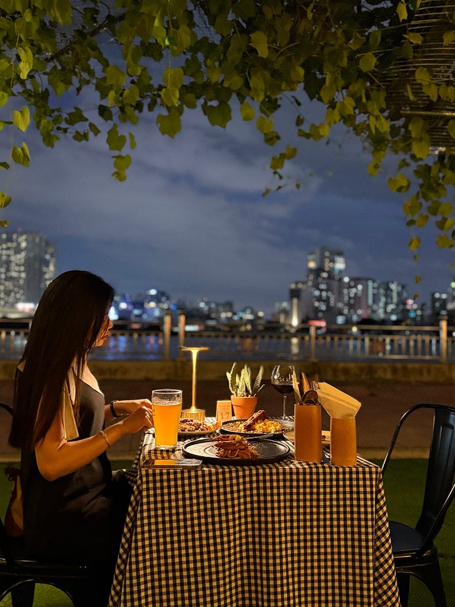 Hẻm nhỏ và hoàng hôn trên mặt nước