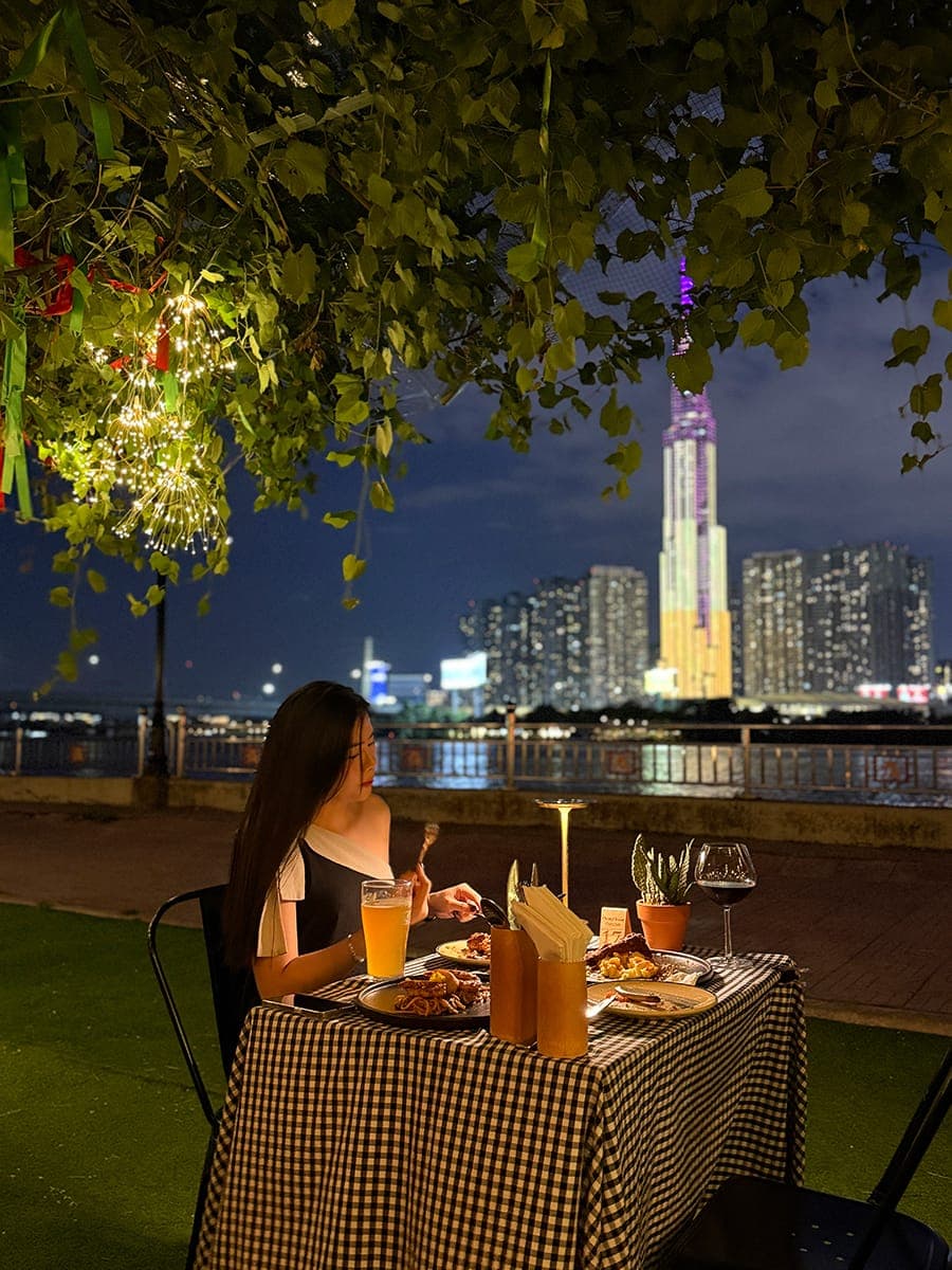 Hẻm nhỏ và hoàng hôn trên mặt nước