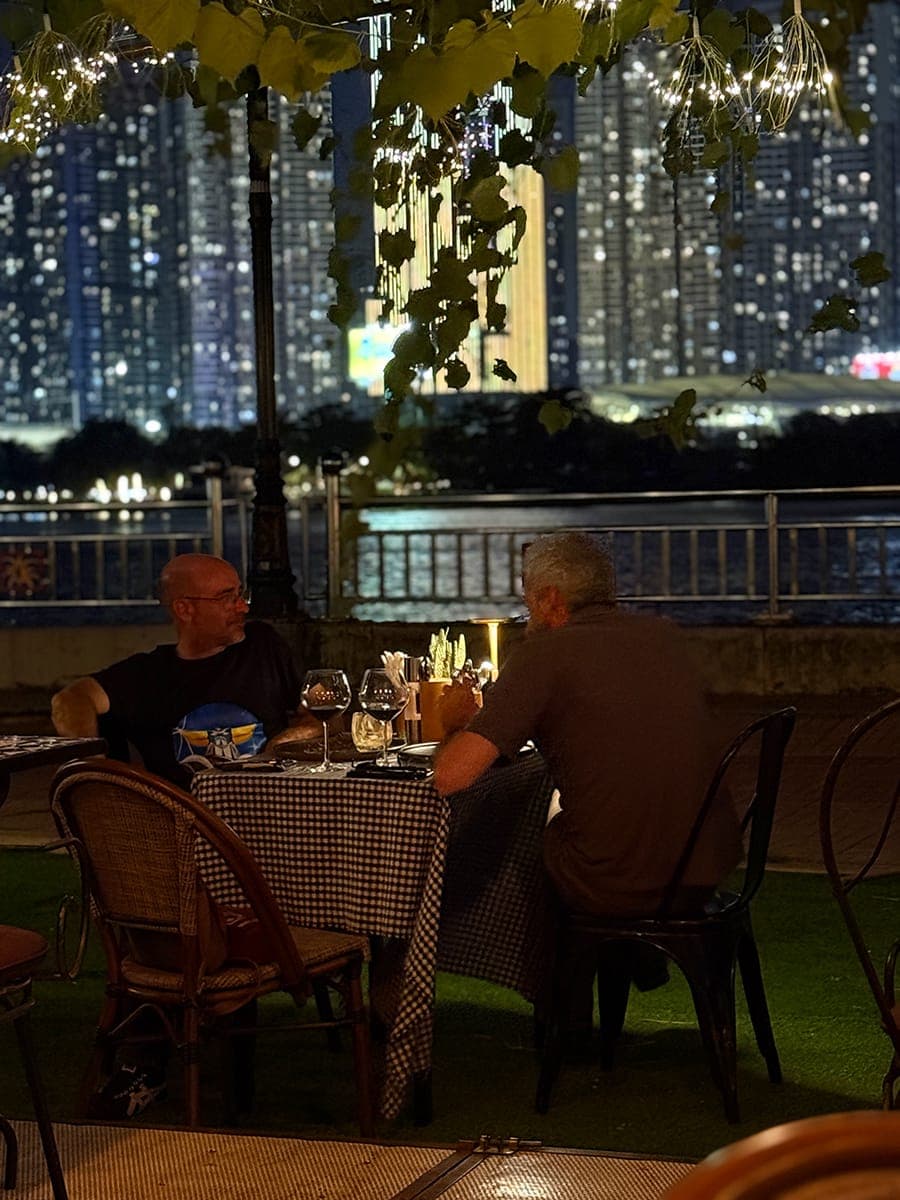 Hẻm nhỏ và hoàng hôn trên mặt nước