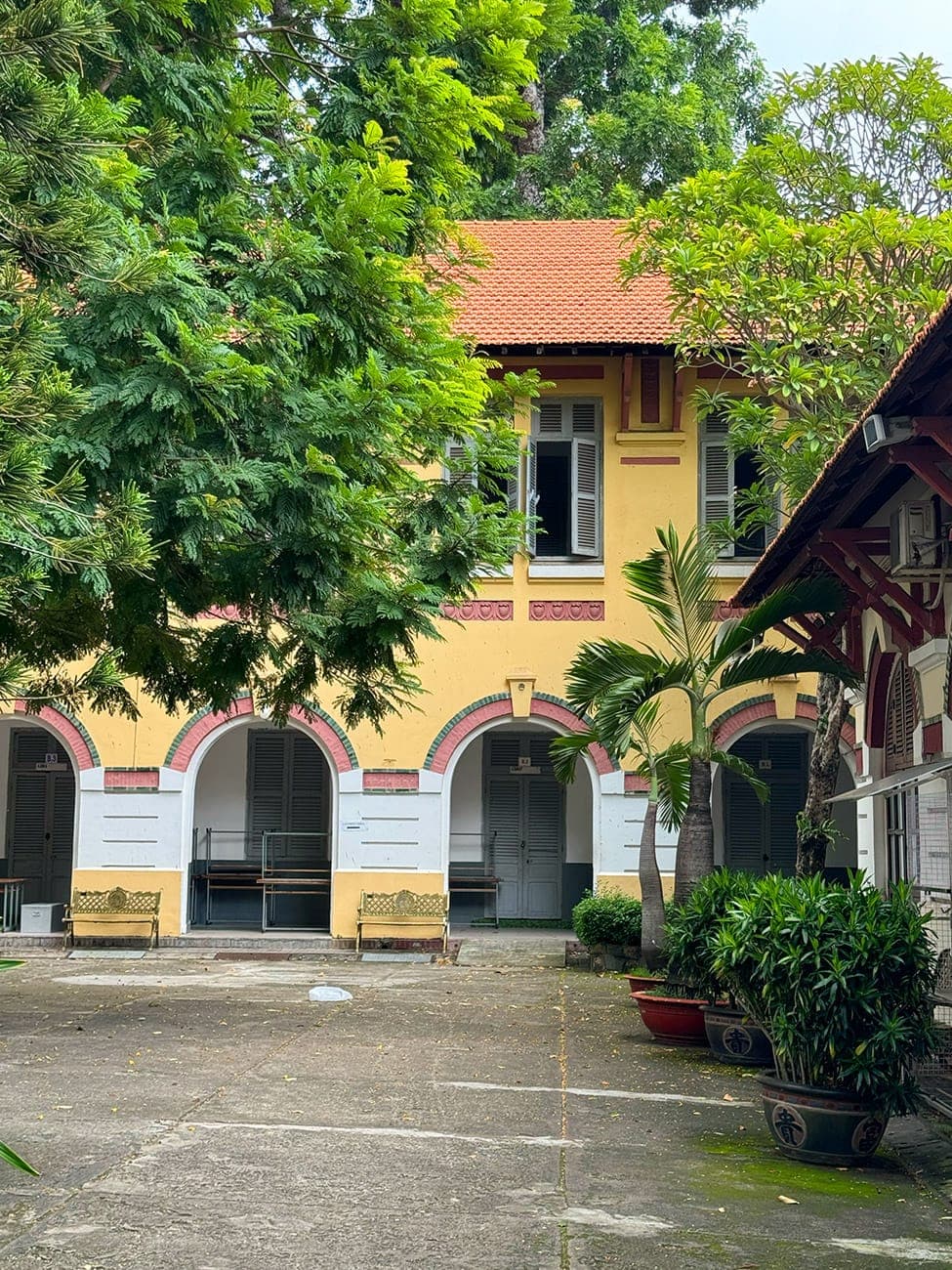 Ngôi trường trăm năm và những đổi thay từ con chữ