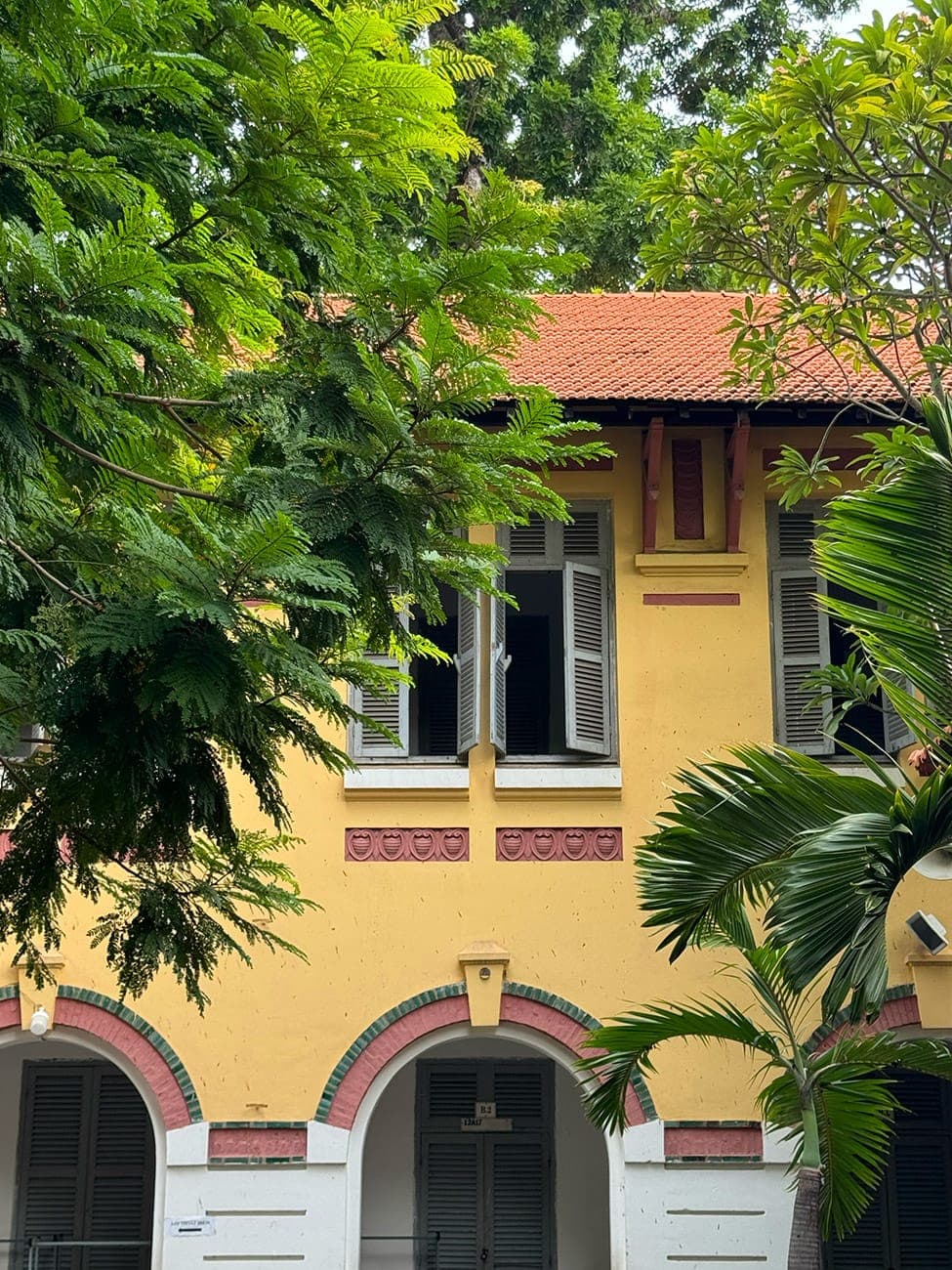 Ngôi trường trăm năm và những đổi thay từ con chữ
