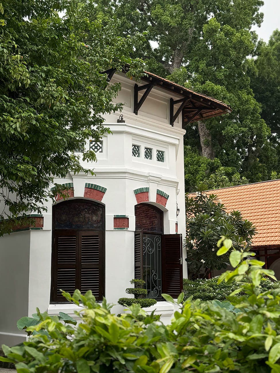 Ngôi trường trăm năm và những đổi thay từ con chữ