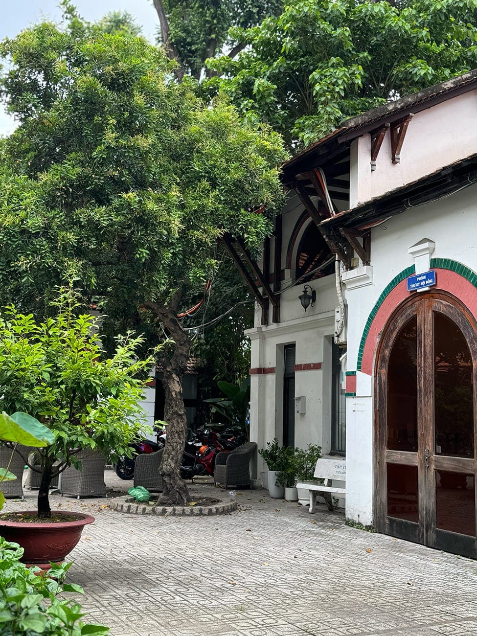 Ngôi trường trăm năm và những đổi thay từ con chữ