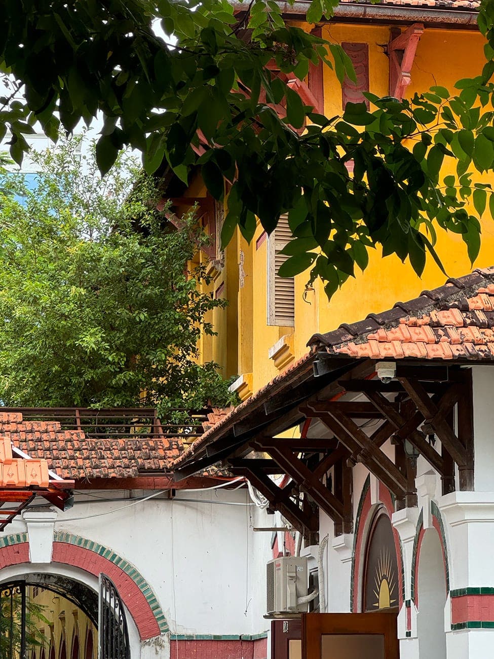 Ngôi trường trăm năm và những đổi thay từ con chữ